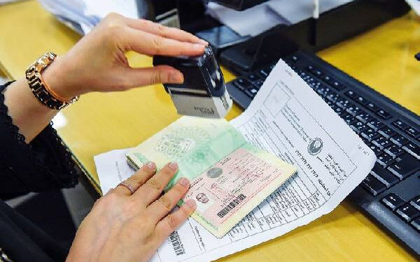 சுற்றுலாப் பயணிகள் வேலை பார்க்கலாம் என அனுமதித்த நாடு