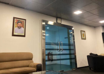 அலுவலக சுவரில் தனிமைப்படுத்தப்பட்டுள்ள அநுரவின் புகைப்படம்