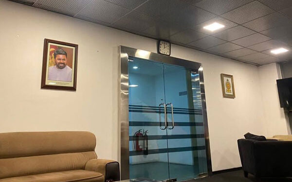 அலுவலக சுவரில் தனிமைப்படுத்தப்பட்டுள்ள அநுரவின் புகைப்படம்