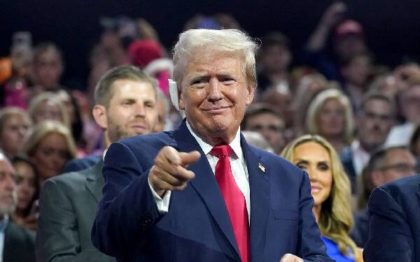 16 Paris Tamil News ஐரோப்பிய ஒன்றியம் மீதும் வரி: ட்ரம்ப் அதிரடி