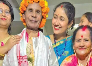 முதியோர் இல்லத்தில் காதல்.., 4000 பேருக்கு விருந்து கொடுத்து திருமணம்