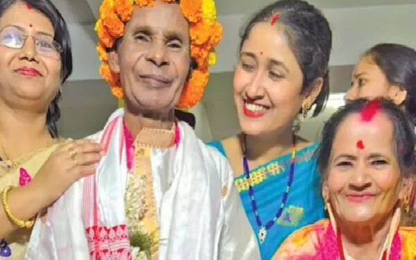 முதியோர் இல்லத்தில் காதல்.., 4000 பேருக்கு விருந்து கொடுத்து திருமணம்