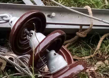 ஆபத்தாக மாறிய மின்சார தூண்!