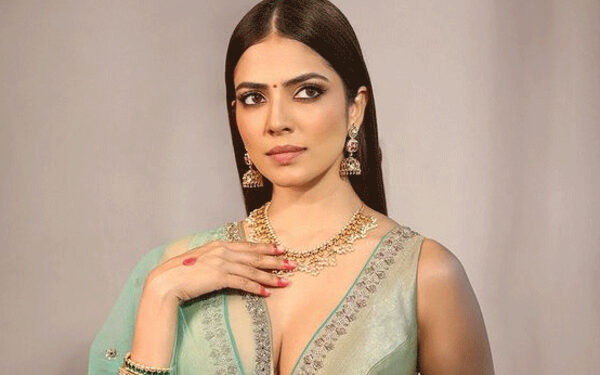 64 வயது நடிகருக்கு ஜோடியாகும் மாளவிகா மோகனன்