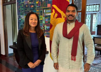 மகிந்த ராஜபக்சவிடம் சரணடைந்த ஜூலி சங்