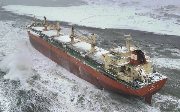 ரஷ்யாவில் தரை தட்டி விபத்துக்குள்ளான சீன சரக்கு கப்பல்