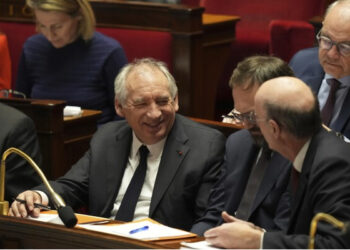 நம்பிக்கையில்லாத் தீர்மானம்: பிரான்ஸ் அரசு தப்புமா?