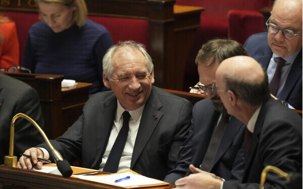 13 Paris Tamil News நம்பிக்கையில்லாத் தீர்மானம்: பிரான்ஸ் அரசு தப்புமா?