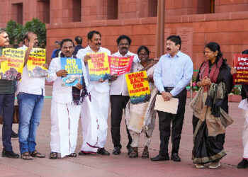 இலங்கை கடற்படைக்கு எதிராக இந்திய நாடாளுமன்ற உறுப்பினர்கள் ஆர்ப்பாட்டம்