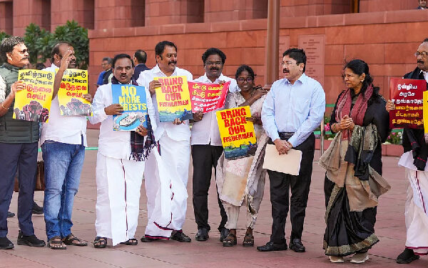 இலங்கை கடற்படைக்கு எதிராக இந்திய நாடாளுமன்ற உறுப்பினர்கள் ஆர்ப்பாட்டம்