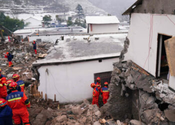 சீன நிலச்சரிவில் 30 பேர் மாயம்!