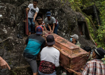 உயிரிழந்தவர்களுடன் வாழும் கிராமம்!