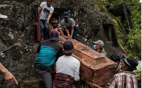 உயிரிழந்தவர்களுடன் வாழும் கிராமம்!