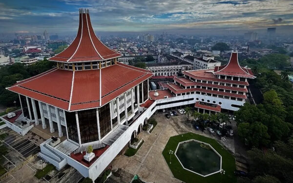 கெஹலிய வீட்டு முன்வைக்கப்பட்ட மலர்வளையம்