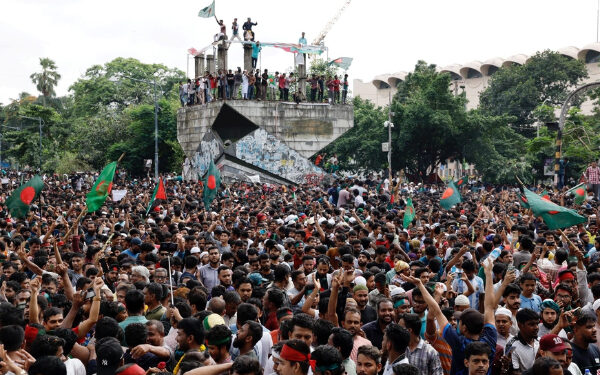 தந்தையின் வீட்டை கொளுத்திய போராட்டக்காரர்கள்: ஷேக் ஹசீனாவின் பதில்