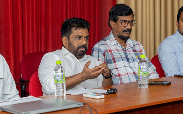 நாட்டை இயக்கும் மறைகரத்தை கூறும் அரசியல்வாதி