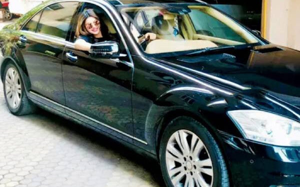 எந்த நடிகையும் வைத்திராத விலையுயர்ந்த காரை வாங்கிய பிரபல நடிகை