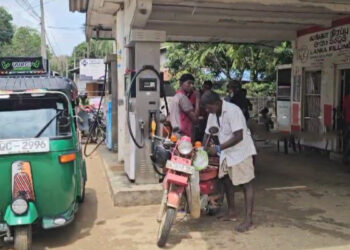 யாழில் நீண்ட எரிபொருள் வரிசை!