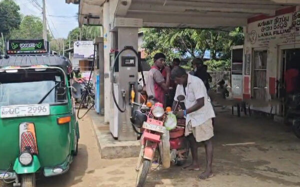 யாழில் நீண்ட எரிபொருள் வரிசை!