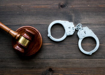 இலஞ்சம் பெற முயன்ற பொலிஸ் உத்தியோகத்தர்கள் இருவர் கைது