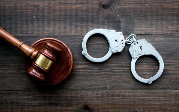 இலஞ்சம் பெற முயன்ற பொலிஸ் உத்தியோகத்தர்கள் இருவர் கைது