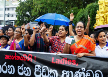 பிரதமருக்கு எதிராக வழக்கு: சபையில் பின்னணி