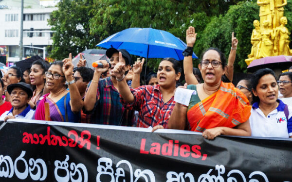 பிரதமருக்கு எதிராக வழக்கு: சபையில் பின்னணி